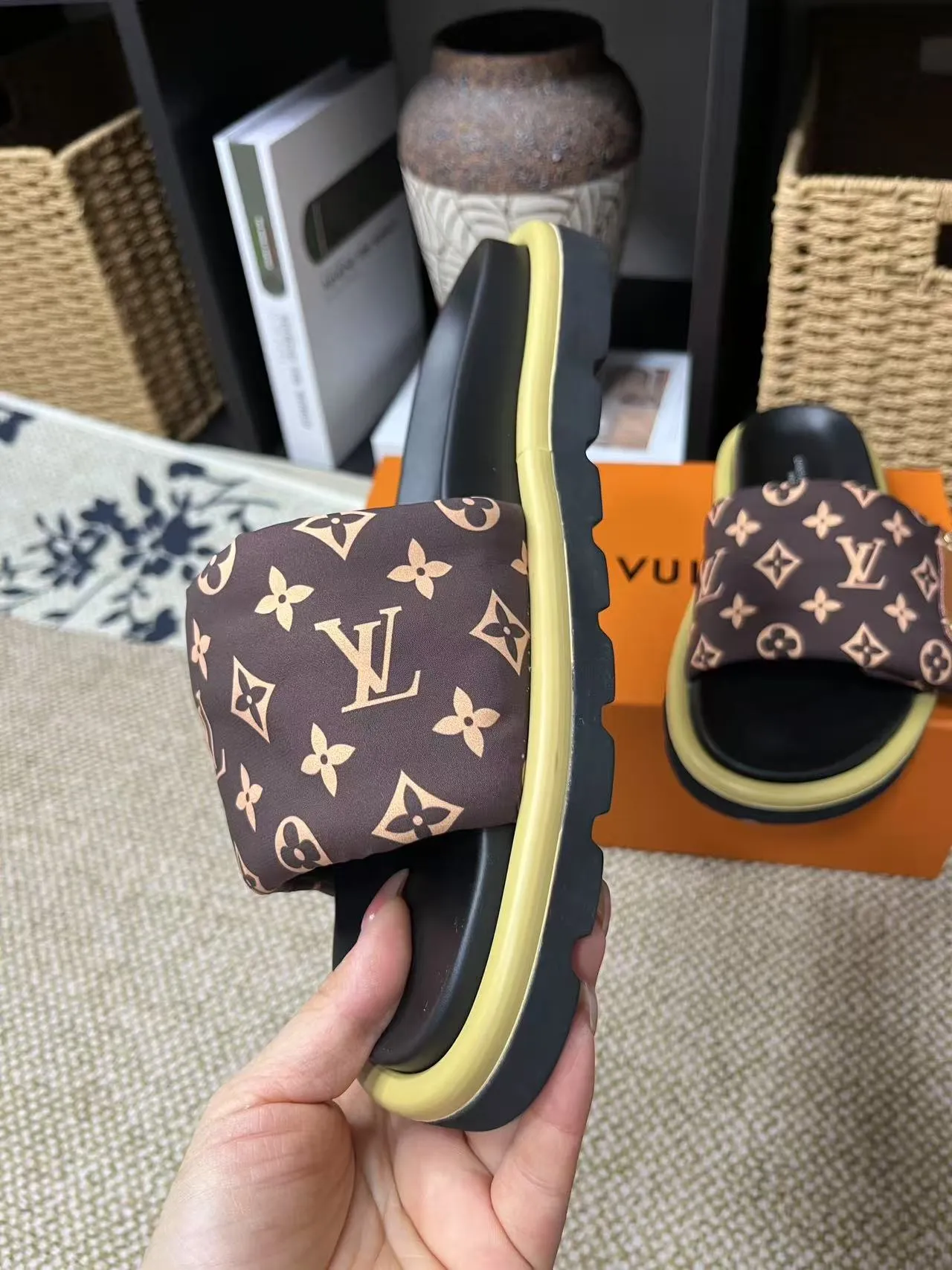 P340 yuan LV Louis Vuitton Full of high-end feel! A popular model among bloggers at home and abroad, it’s retro and fashionable, and looks stunning on your feet! Mainly recommended model on the official website★ ━━━━━ ЅᏇєєt ━━━━━ ▪️Upper: original calfskin ➕5D printing process ▪️Inner: imported mixed sheepskin ▪️Outsole: original molded foam outsole ▪️Size: Female 35-40 Men's 39-44 (women's 41 men's 45)